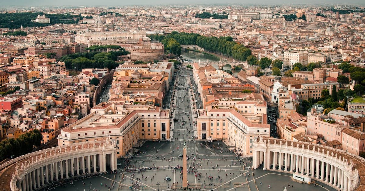 Luxury hotel pool FFGR Italia concierge