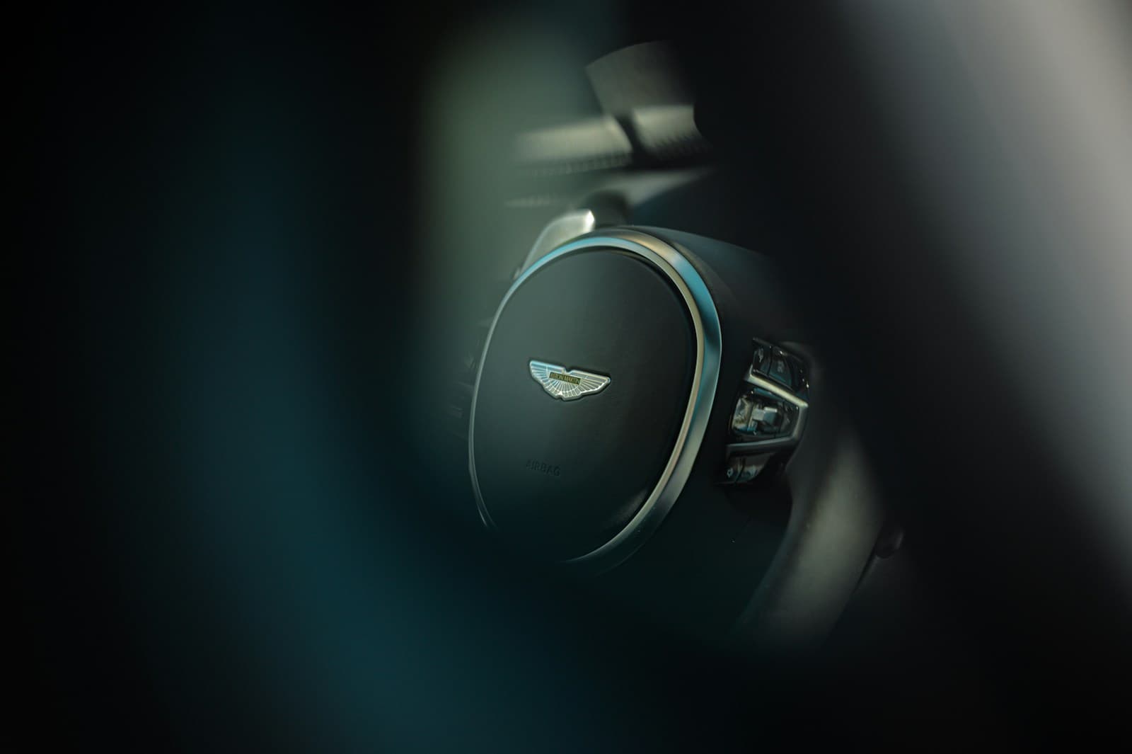 Aston Martin DBX: 3