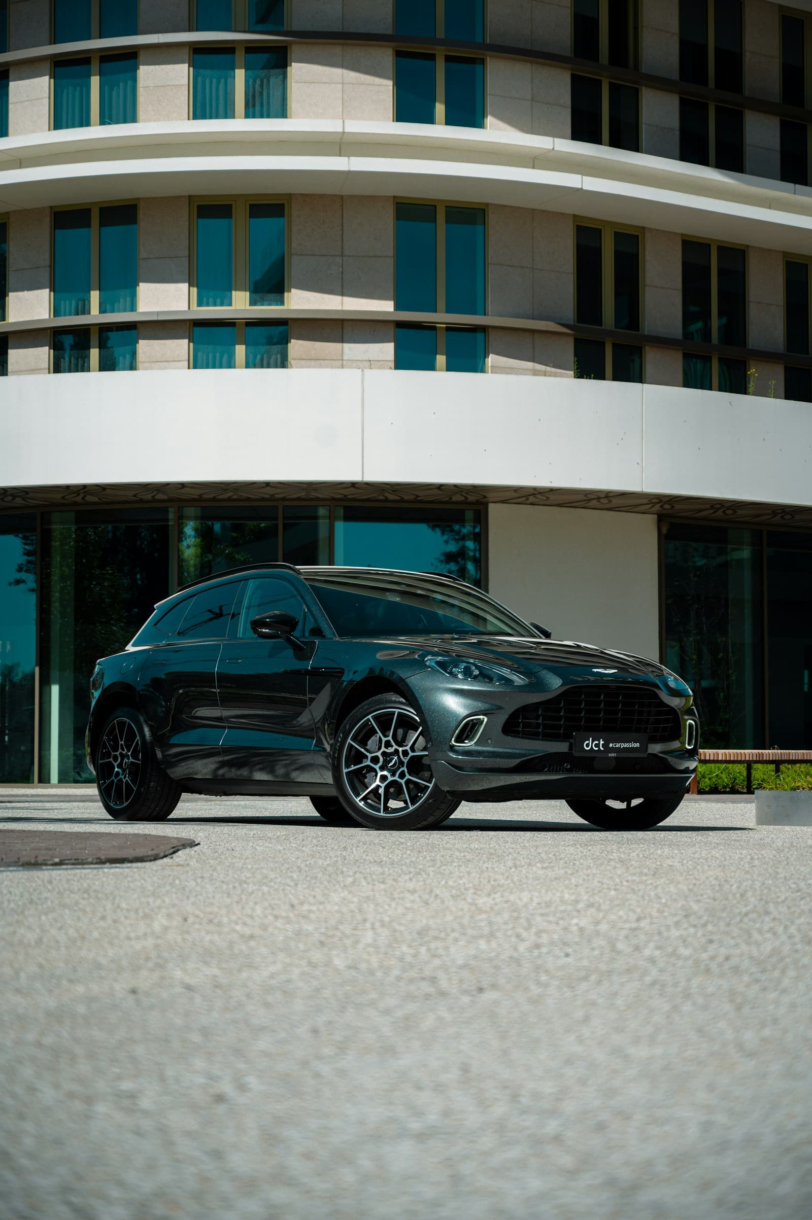 Aston Martin DBX: 4