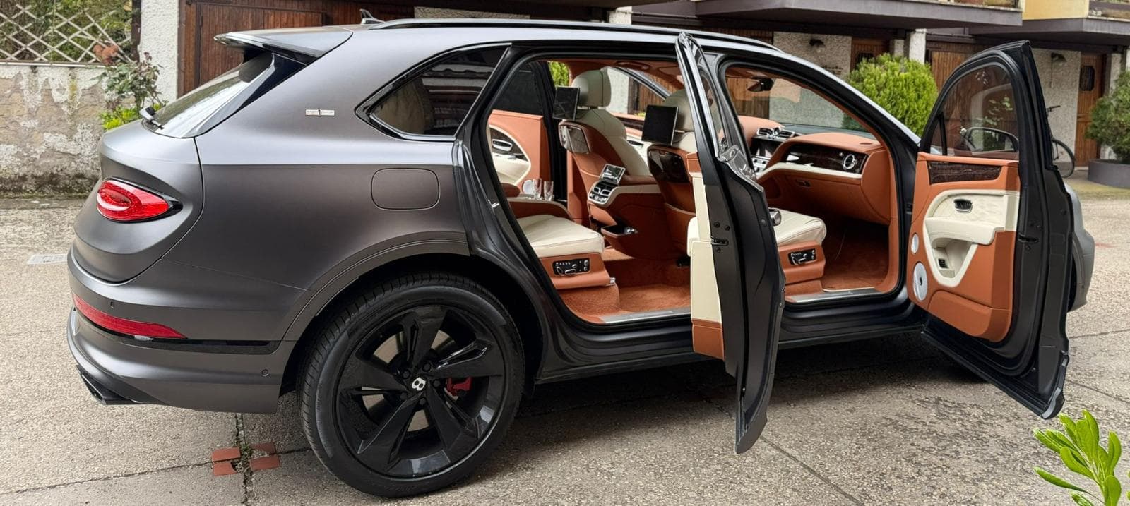 Bentley Bentayga: 2