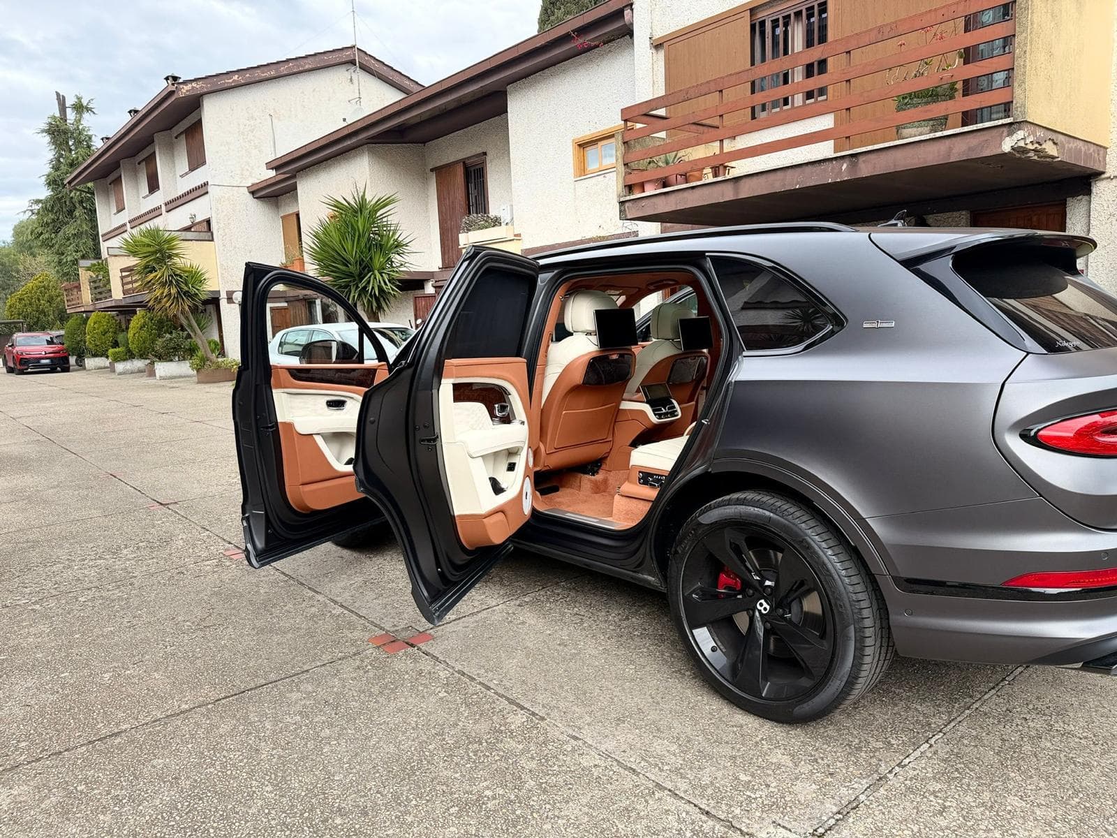 Bentley Bentayga: 8