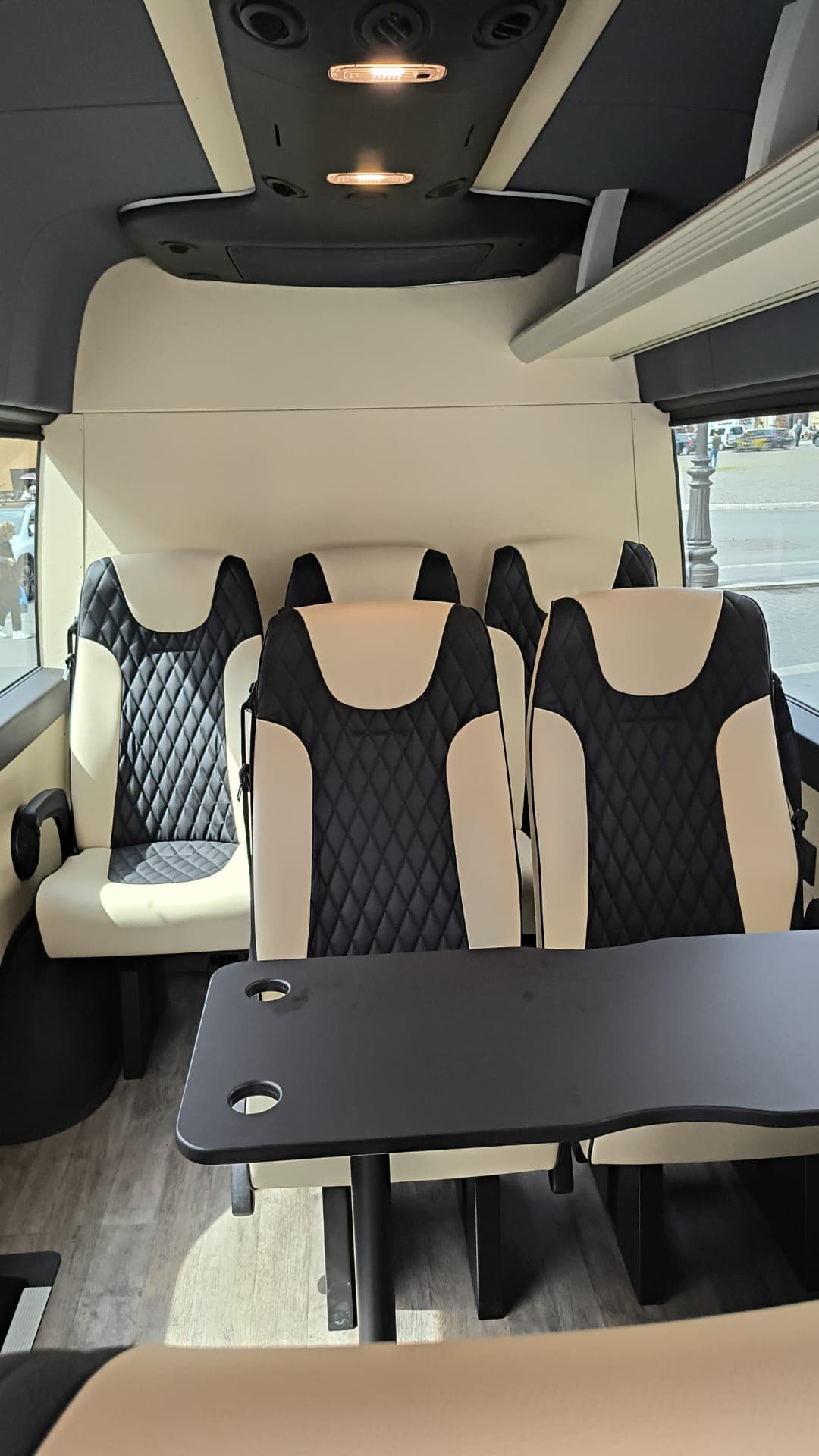 Mercedes Sprinter VIP Lounge: 2