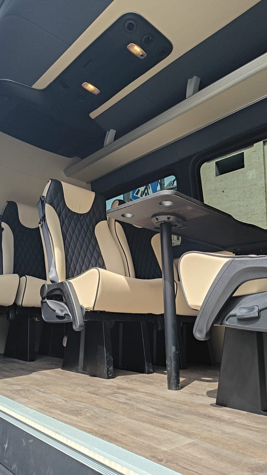 Mercedes Sprinter VIP Lounge: 4